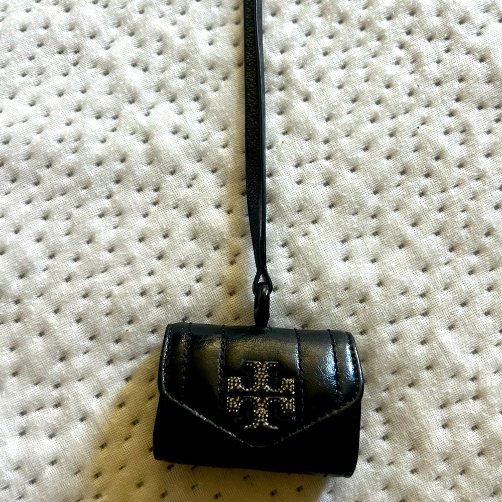 Tory Burch AirPods case used but no signs of wear and tear Beautiful 🖤🤍